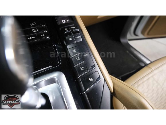 AUTO 25 DEN PORSCHE CAYENNE