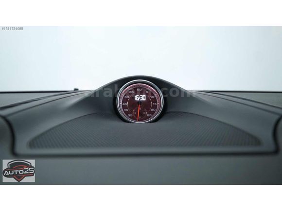 AUTO 25 DEN PORSCHE CAYENNE