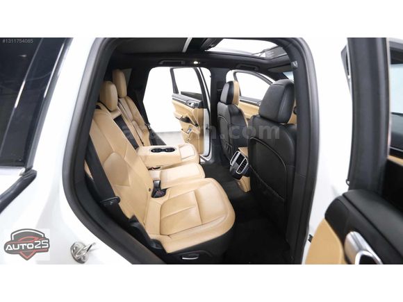 AUTO 25 DEN PORSCHE CAYENNE