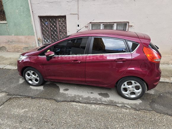 Sahibinden Ford Fiesta 1.4 TDCi Titanium 2011 Model  260.000 km Kırmızı