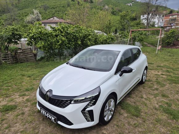 2024 CLİO 1.0 TCE OTOMATİK VİTES 27 BİN KM'DE CAM GİBİ