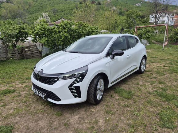 2024 CLİO 1.0 TCE OTOMATİK VİTES 27 BİN KM'DE CAM GİBİ