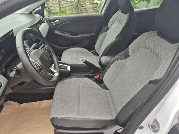 2024 CLİO 1.0 TCE OTOMATİK VİTES 27 BİN KM'DE CAM GİBİ