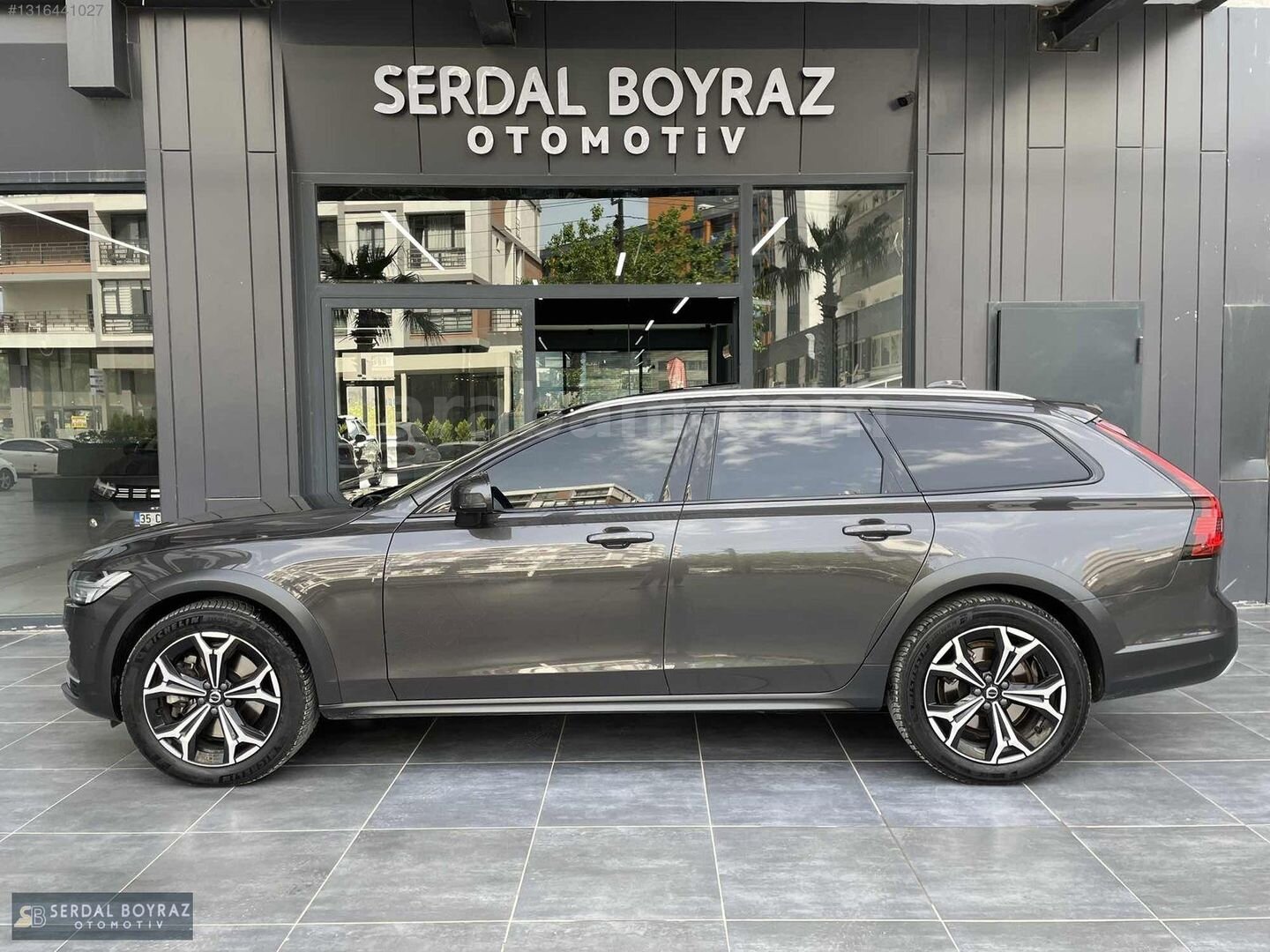 Galeriden Volvo V90 Cross Country 2.0 B6 Ultimate Bright 2023 Model İzmir 90.000 km Gri 5