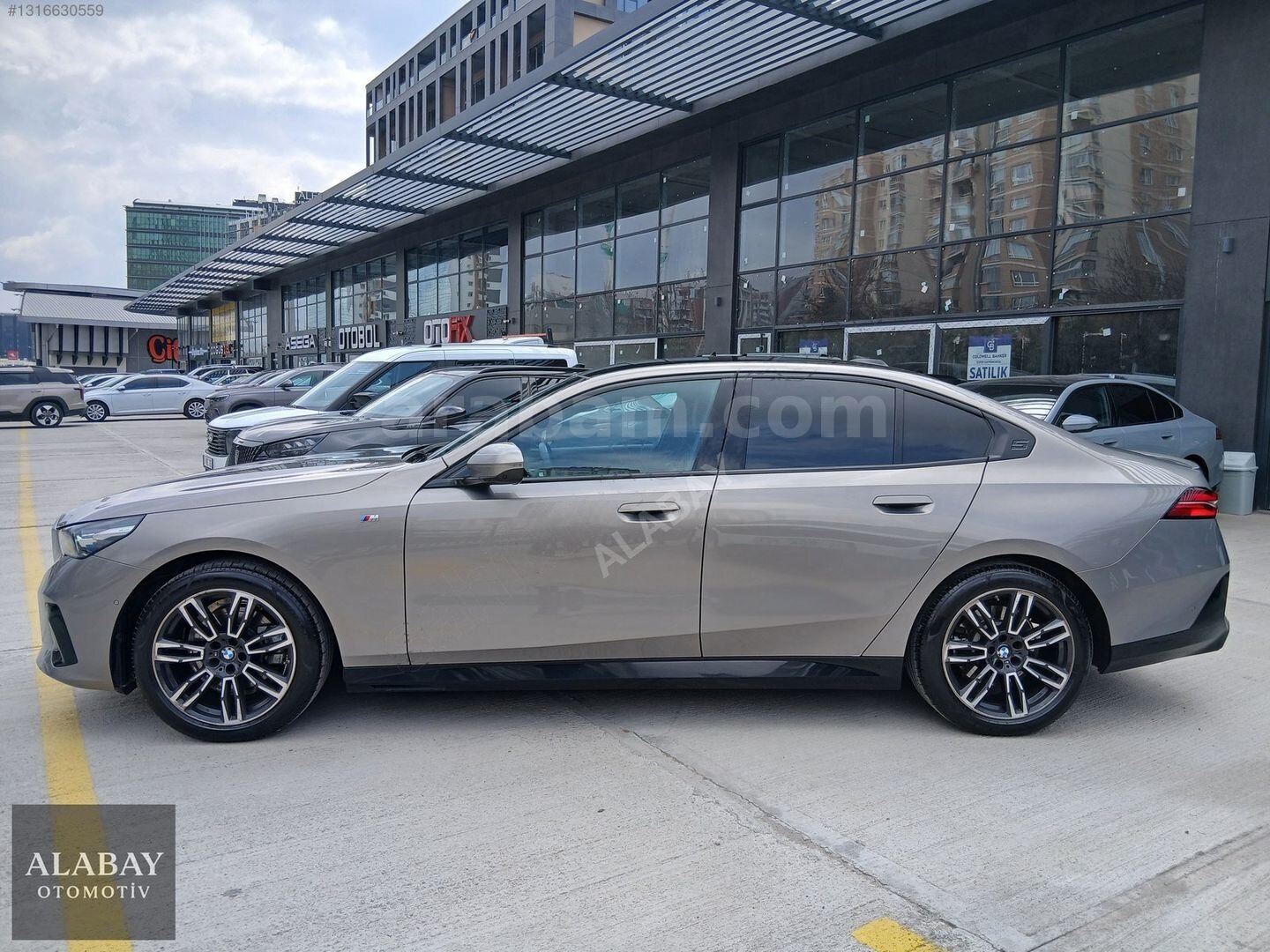 Galeriden BMW 5 Serisi 520i M Sport 2025 Model Ankara 37.800 km Gri 4