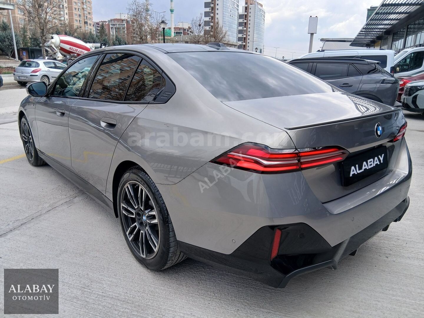 Galeriden BMW 5 Serisi 520i M Sport 2025 Model Ankara 37.800 km Gri 5