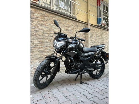 Jelatinleri üzerinde TVS Raider 125 (24 KM) 