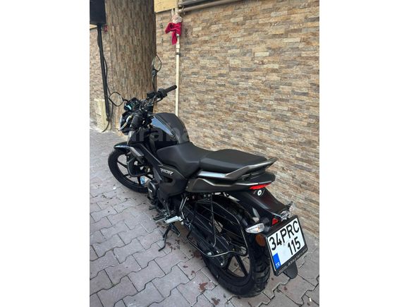 Jelatinleri üzerinde TVS Raider 125 (24 KM) 