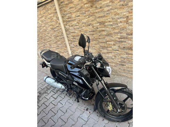 Jelatinleri üzerinde TVS Raider 125 (24 KM) 