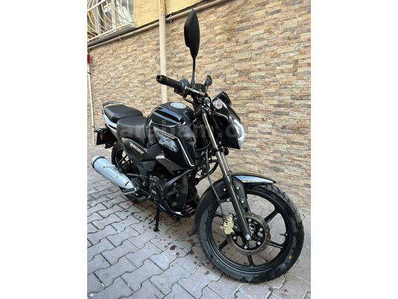 Jelatinleri üzerinde TVS Raider 125 (24 KM) 