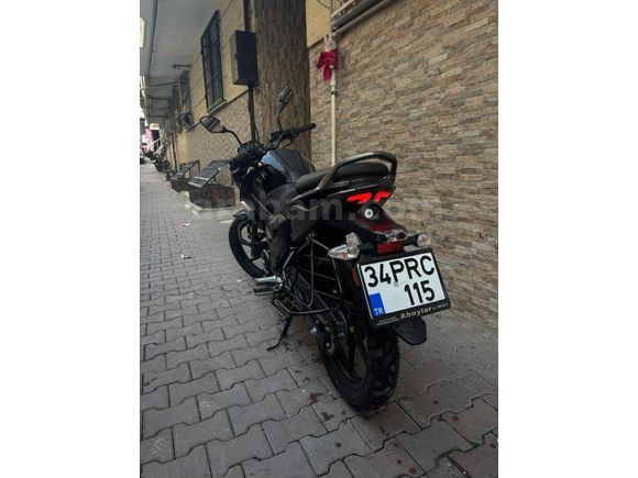 Jelatinleri üzerinde TVS Raider 125 (24 KM) 