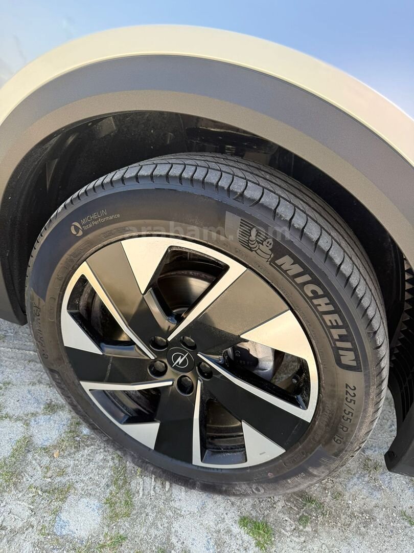 Sahibinden Opel Grandland 1.2 T Hybrid GS 2025 Model İstanbul 15.000 km Gri (Gümüş) 4