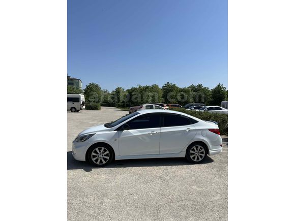 Sahibinden Hyundai Accent Blue 1.6 CRDI Mode Plus 2013 Model  206.000 km Beyaz