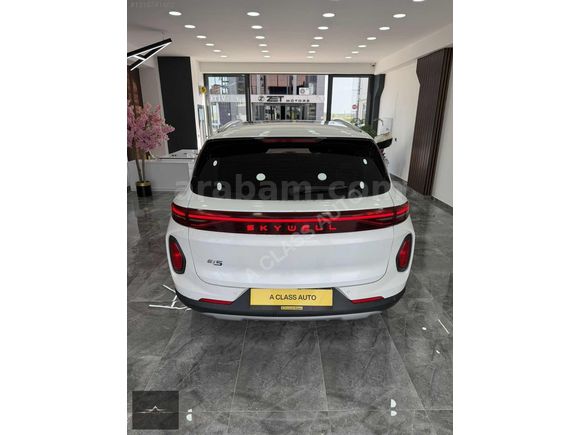 A CLASS AUTO 2023 SKYWELL ET5 LEGEND