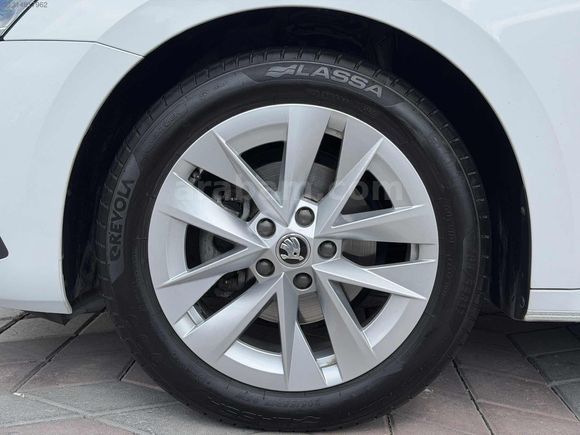Auto Velux 2023 Boyasız Skoda Octavia 1.5 e-Tec Dsg Premium