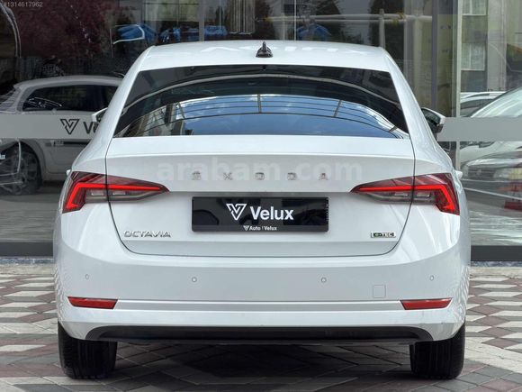 Auto Velux 2023 Boyasız Skoda Octavia 1.5 e-Tec Dsg Premium