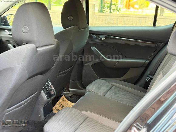 SUNA OTOMOTİVDEN OCTAVYA 1.5 HİBRİT E TEC OTOMATİK 140 BİNDE