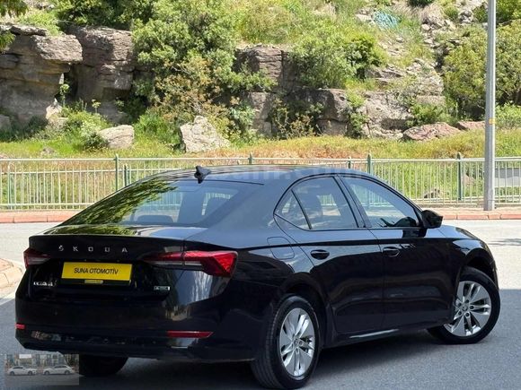 SUNA OTOMOTİVDEN OCTAVYA 1.5 HİBRİT E TEC OTOMATİK 140 BİNDE