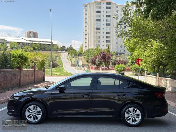 SUNA OTOMOTİVDEN OCTAVYA 1.5 HİBRİT E TEC OTOMATİK 140 BİNDE