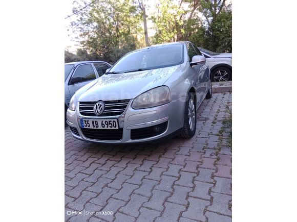 Sahibinden Volkswagen Jetta 1.6 TDi Comfortline 2011 Model kullanma kitapçığı mevcuttur ilana düz vites olarak geçmiş fakat otomatik vites tır.