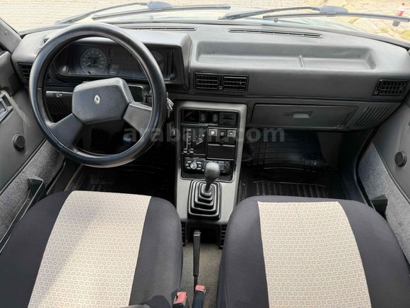  Renault  1.4 Broadway 1997 Model 