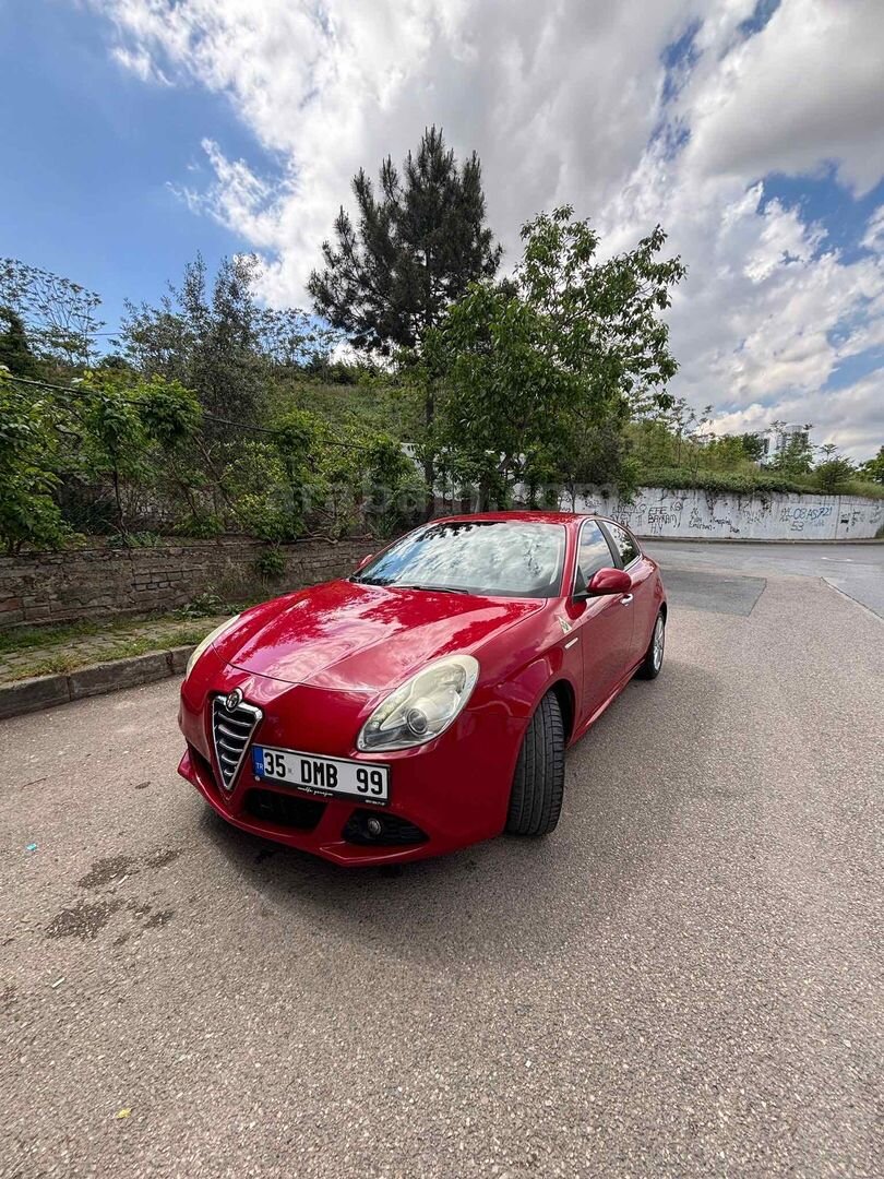 Sahibinden Alfa Romeo Giulietta 1.6 JTD Distinctive 2013 Model İstanbul 190.000 km Kırmızı 5