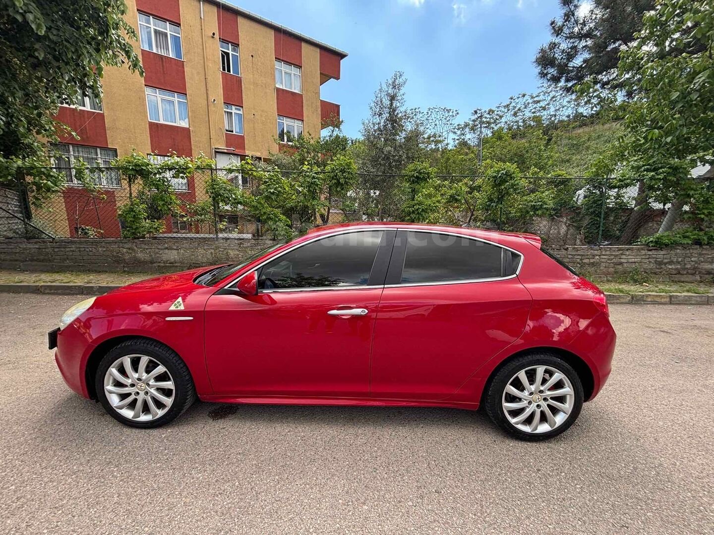Sahibinden Alfa Romeo Giulietta 1.6 JTD Distinctive 2013 Model İstanbul 190.000 km Kırmızı 2