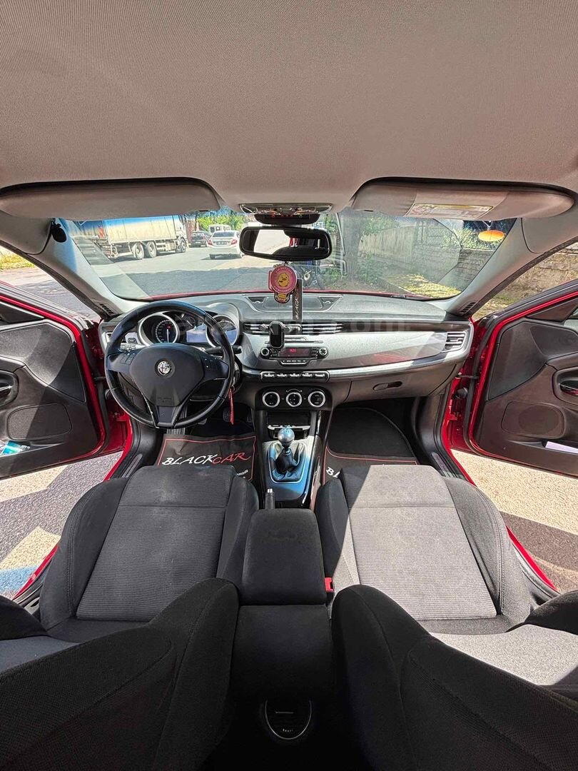 Sahibinden Alfa Romeo Giulietta 1.6 JTD Distinctive 2013 Model İstanbul 190.000 km Kırmızı 7