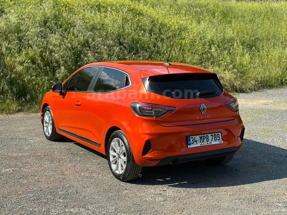 Sahibinden Hatasız Sıfır Kokusu Üzerinde Renault Clio 1.0 TCe Evolution 2024 Model 