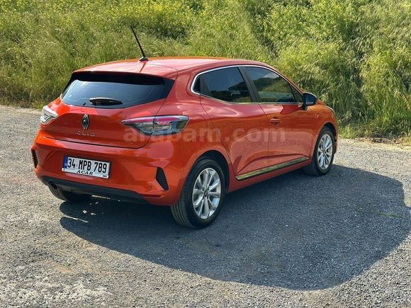 Sahibinden Hatasız Sıfır Kokusu Üzerinde Renault Clio 1.0 TCe Evolution 2024 Model 