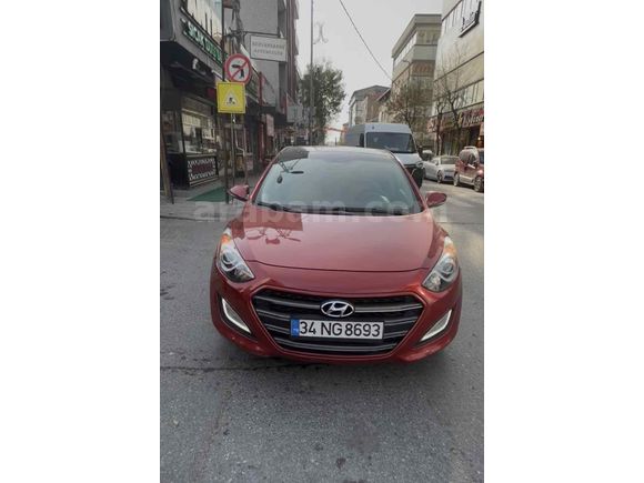 Sahibinden Hyundai i30 1.6 CRDi Elite 2015 Model  200.000 km Kırmızı