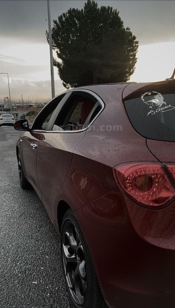 Sahibinden Alfa Romeo Giulietta 1.4 TB MultiAir Distinctive 2011 Model İstanbul 185.000 km Kırmızı 3