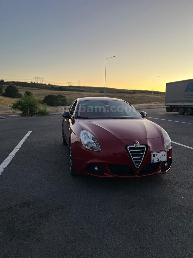 Sahibinden Alfa Romeo Giulietta 1.4 TB MultiAir Distinctive 2011 Model İstanbul 185.000 km Kırmızı 2