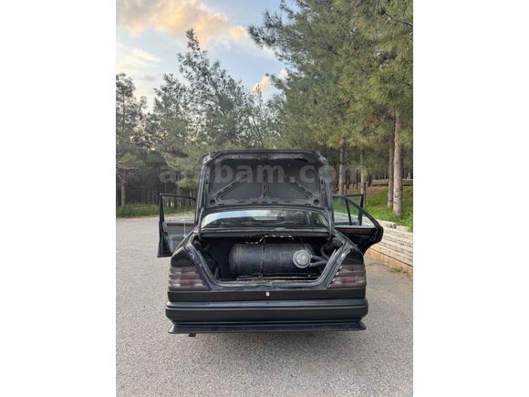 Sahibinden Mercedes - Benz E 200 1988 Model  595.000 km Siyah