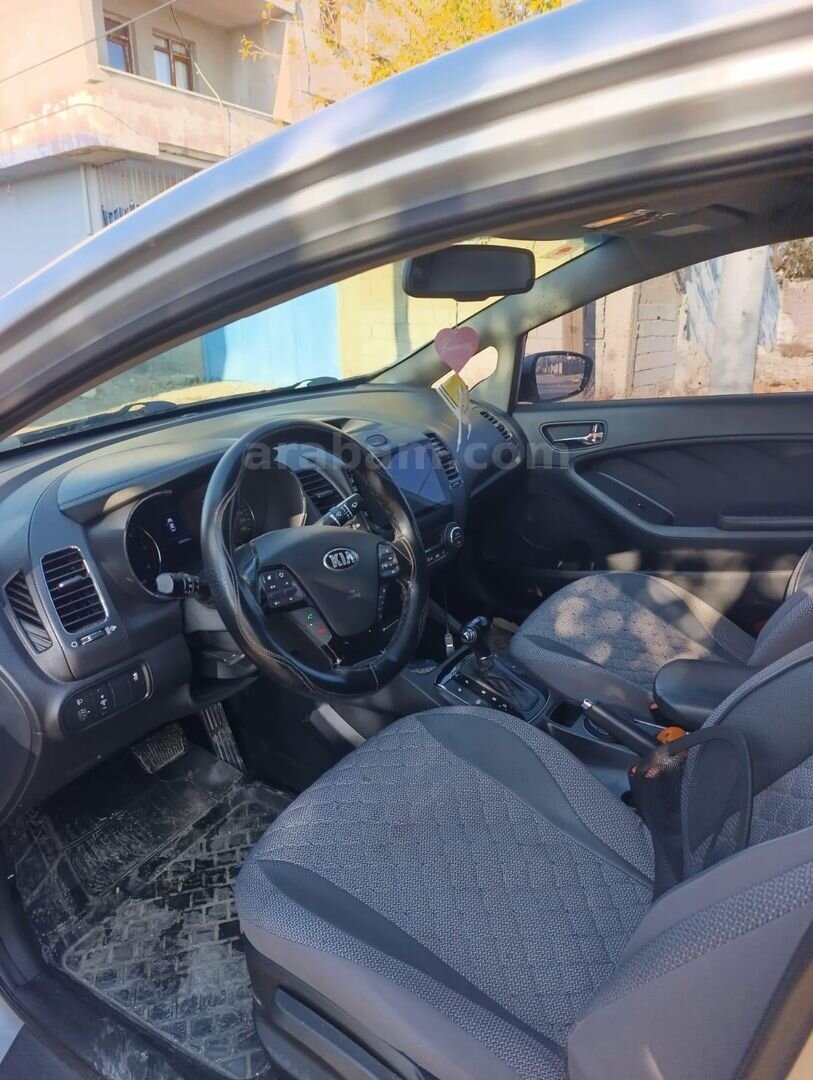 Sahibinden Kia Cerato 1.6 CRDi Concept Plus 2016 Model Hakkari 187.000 km Gri 4
