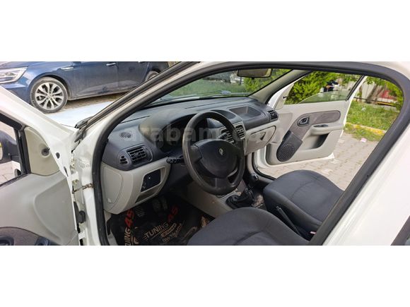 Soma'da Renault Clio 1.4 2005 Model 150 binde