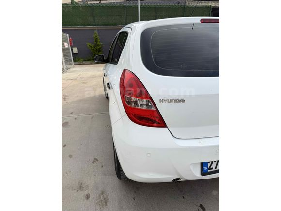 Sahibinden Hyundai i20 1.2 MPI Team 2011 Model  122.000 km Beyaz
