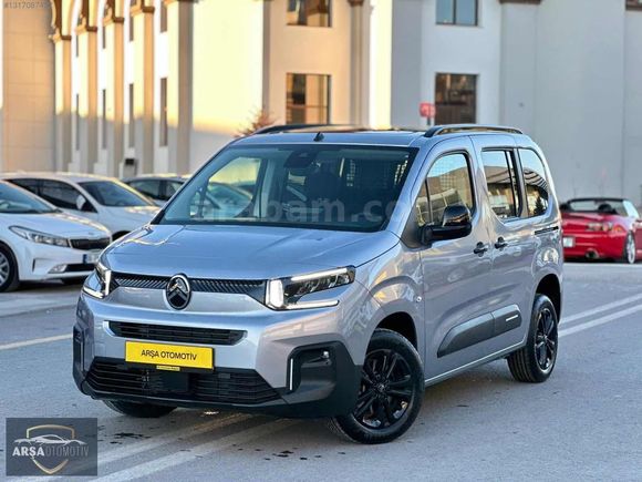 ARŞA OTOMOTİV DEN HATASIZ BOYASIZ DÜŞÜK KM CAM TAVANLI BERLİNGO