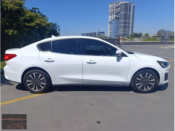 KS MOTORS 2023 FORD FOCUS 1.5 EcoBlu TİTANİUM DİZEL OTOMATİK