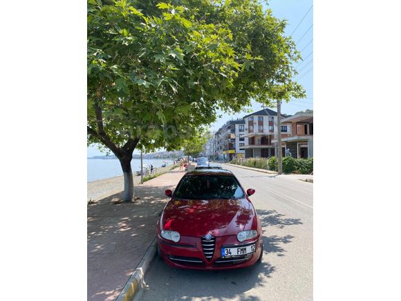 MUAYENESİ YENİ İTALYAN KIRMIZISI SANROOFLU Alfa Romeo 147 1.6 TS Distinctive 2004 Model  172.000 KM