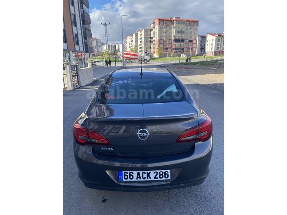 TEMİZ AİLE ARABASI 