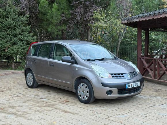 Temiz aile arabası yetkili servis bakımlı.