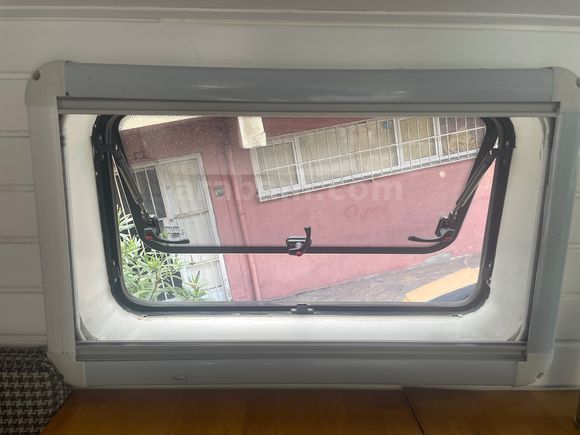 Özenle Yapılmış Sınıfının Çok Önünde Sıfır Ayarında Camper