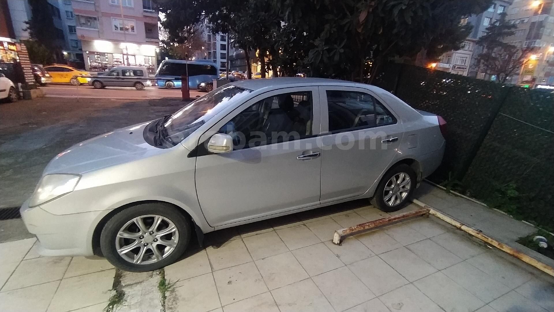 Sahibinden Geely Familia 1.5 Comfort 2010 Model İstanbul 188.000 km Gri 4