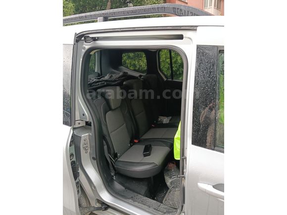 Sahibinden Renault Kangoo Multix 1.3 TCe Iconic 2024 Model