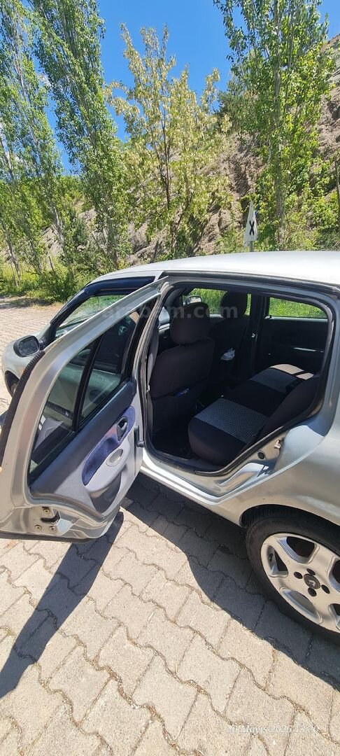 Sahibinden Renault Clio 1.4 RNA 2000 Model Artvin 220.000 km Gri 7