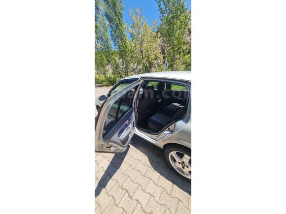 Sahibinden Renault Clio 1.4 RNA 2000 Model