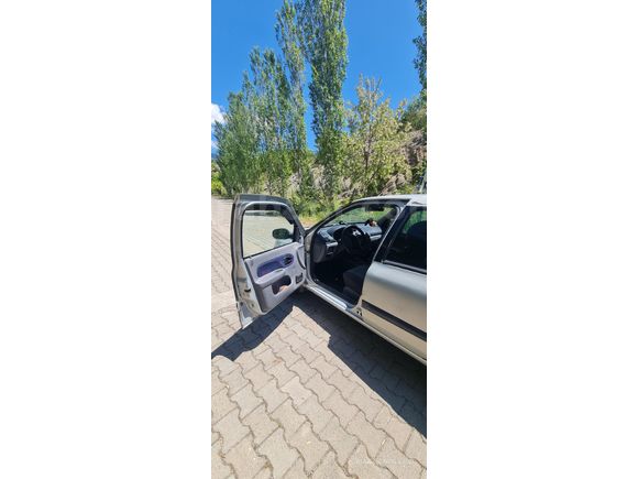 Sahibinden Renault Clio 1.4 RNA 2000 Model