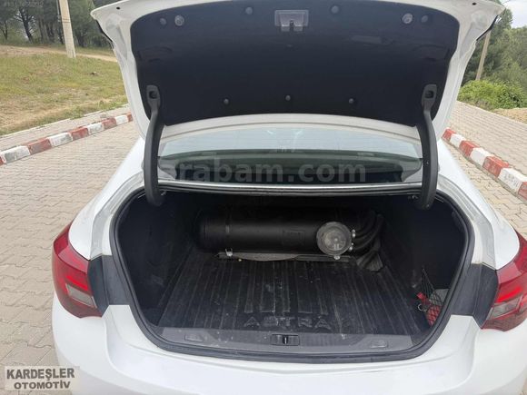 HATASIZ BOYASIZ HASAR KAYITSIZ 1.6 benzin Lpg 149 bin km