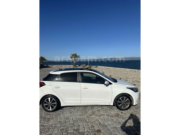CAM TAVANLI TEMİZ HYUNDAİ İ20